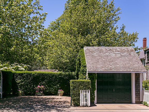 1 Car Garage 2 Parking Space