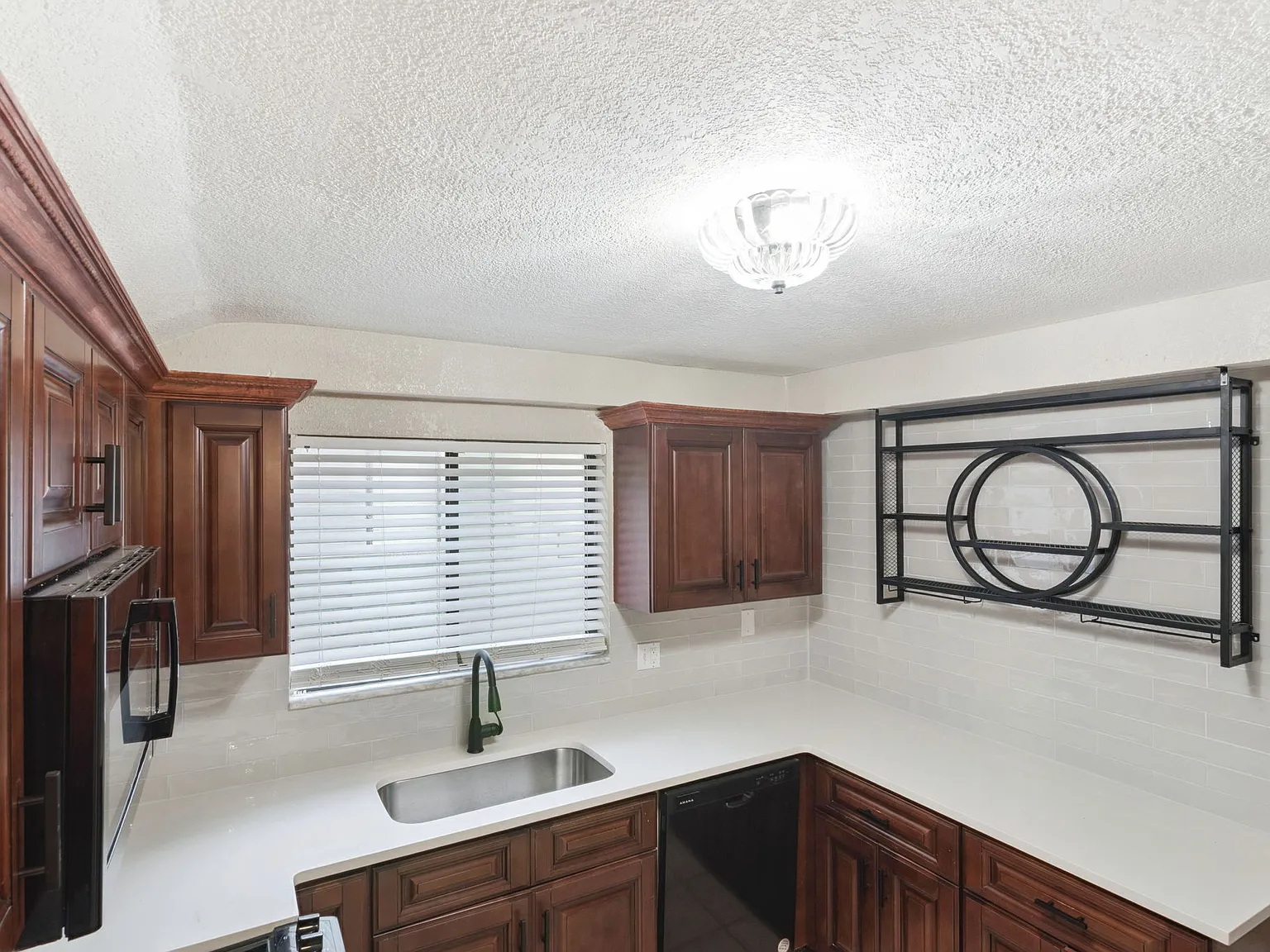 3 bed, 2.5 bath, 1664 sqft, $2,350 — Photo 3