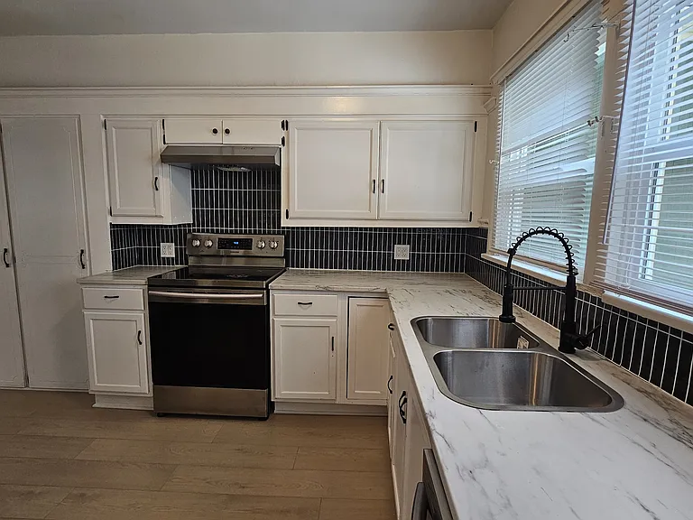 5615 La Mirada Ave — Photo 4