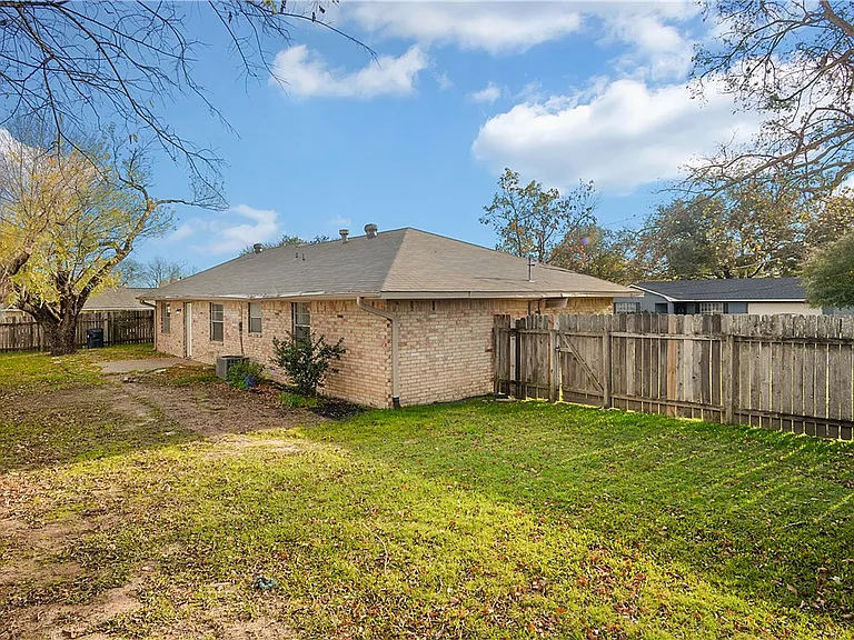 1003 Holik Dr — Photo 2