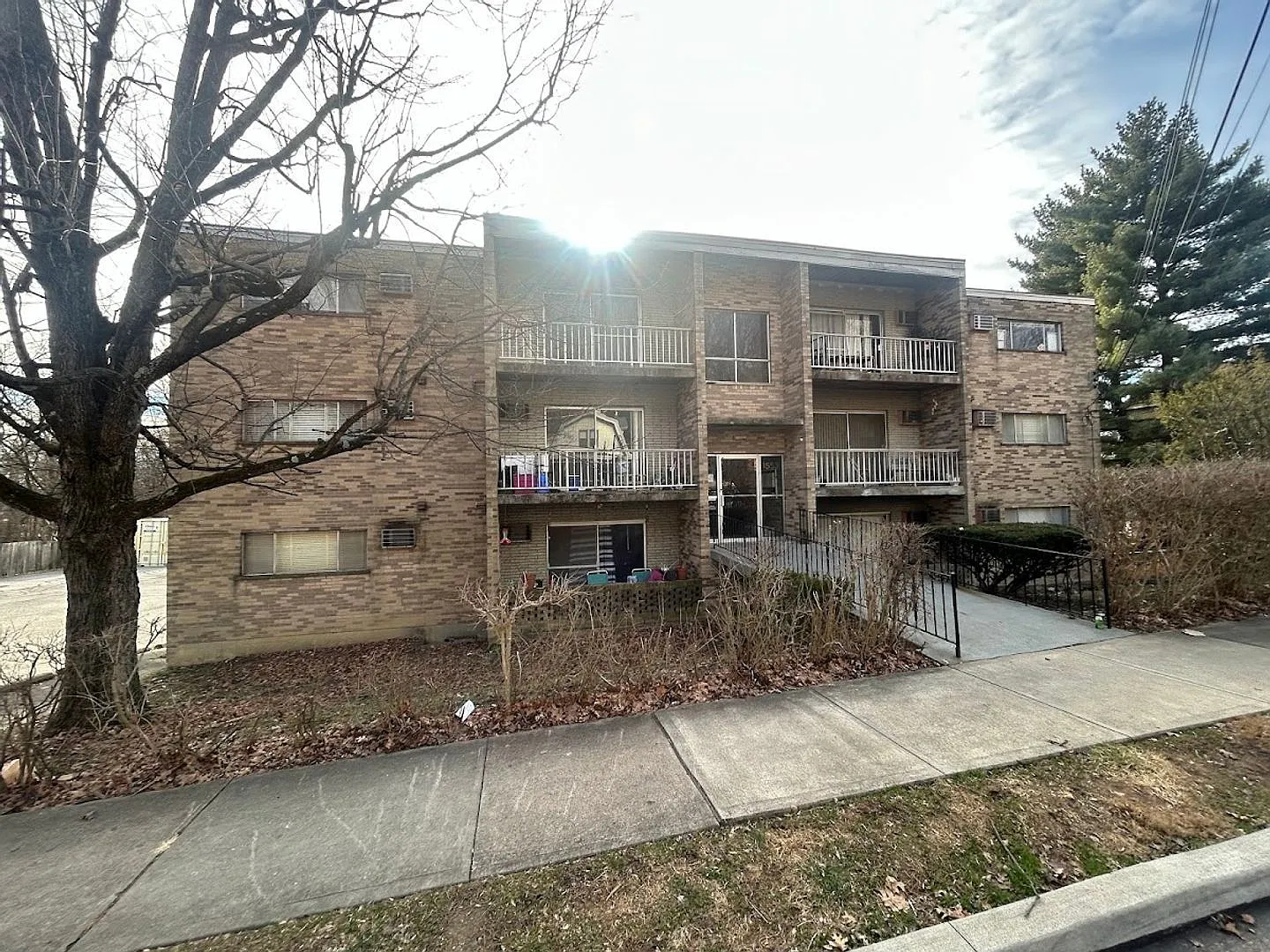 2 bed, 1.0 bath, 818 sqft, $1,020 — Photo 2
