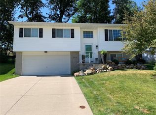 285 Valleyview Dr, Marion, IA 52302