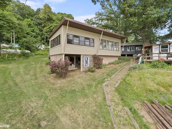 9852 F Ave, Wapello, IA 52653
