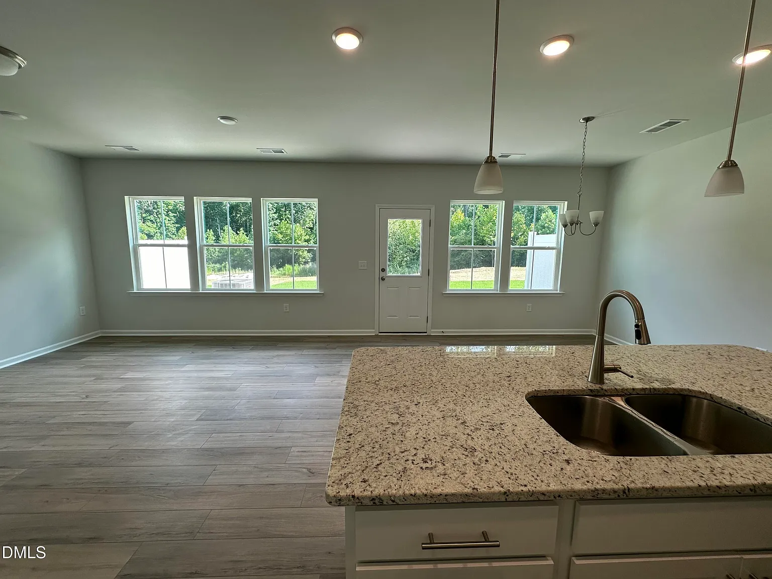 3 bed, 2.5 bath, 1861 sqft, $2,145 — Photo 3