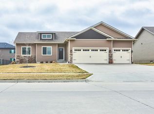 16218 Springbrook Trl, Urbandale, IA 50323