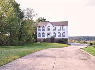 101 Holly Hill Dr, Oakdale, PA 15071
