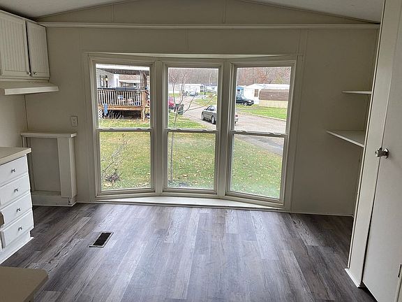 3rd image of 26 Crown Cir