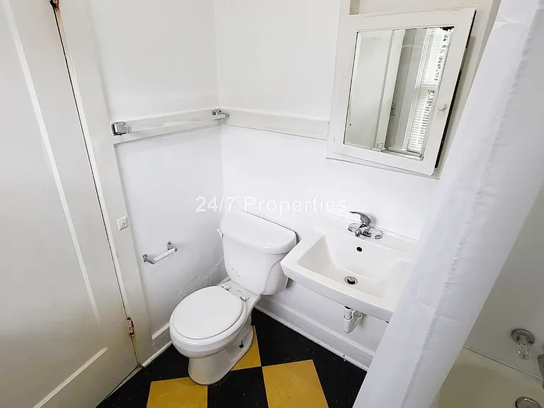 Vintage 1 BD | 1 BA Apartment in the Heart of Hawthorne/Belmont — Photo 9