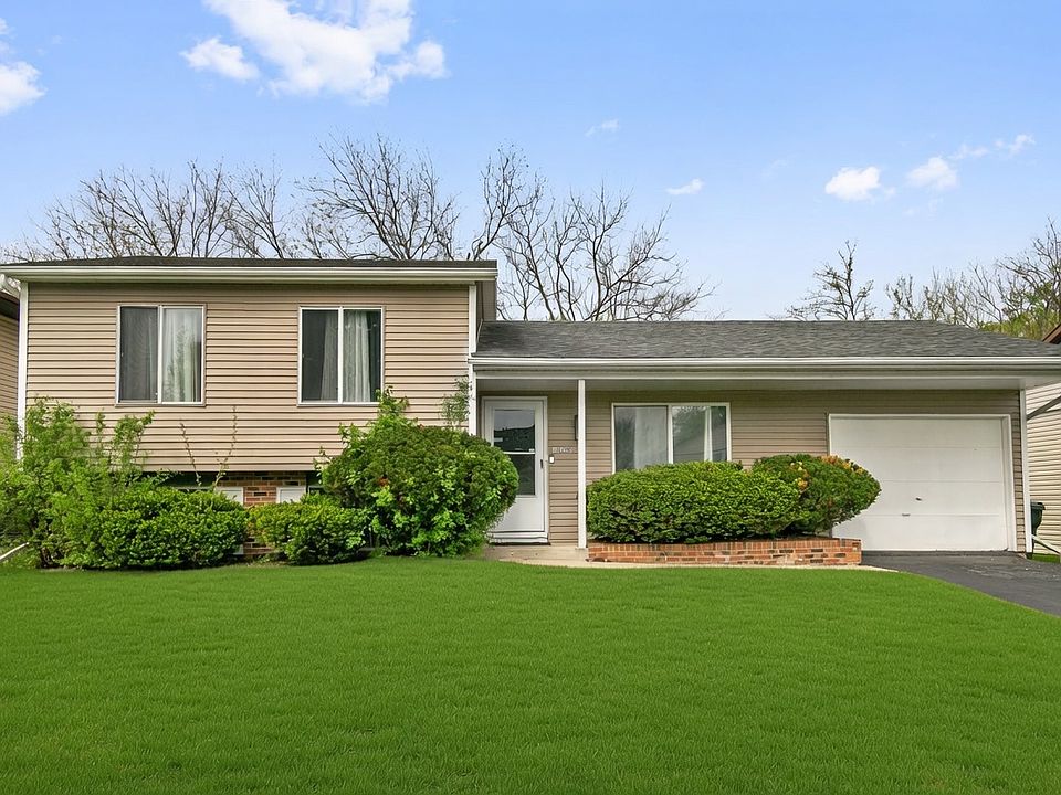 1st image of 18200 Fountainbleau Dr