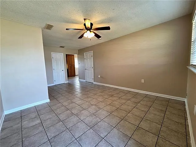 3 bed, 2.0 bath, 1060 sqft, $1,800 — Photo 2