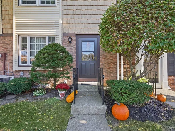 126 Stepping Stone Ln, Orchard Park, NY 14127