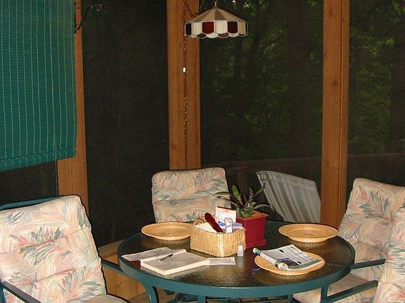 screened in porch has vaulted ceiling with fan 