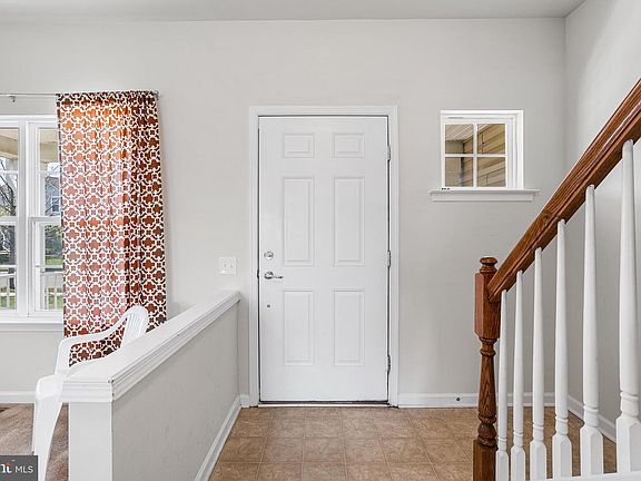 5th image of 409 Pigott Dr