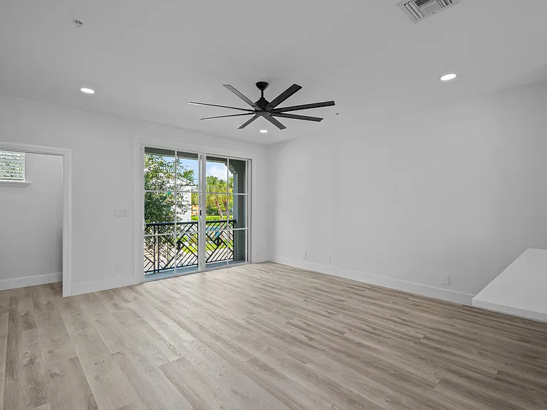 75 NW 4th Ave #75 — Photo 14
