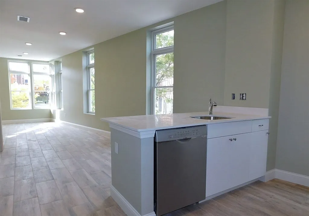 10 Roxbury — Photo 3