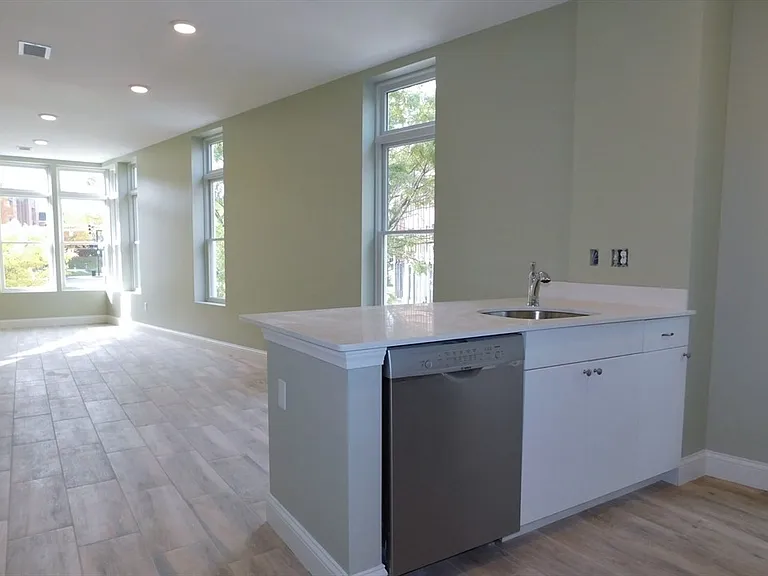 10 Roxbury — Photo 3