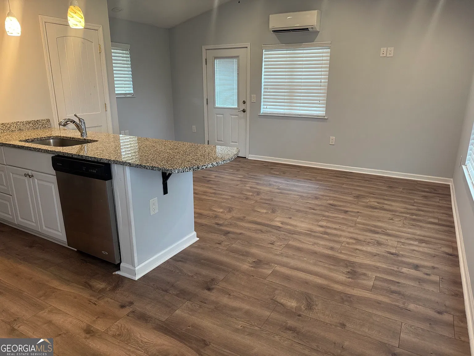 1 bed, 1.0 bath, 648 sqft, $1,100 — Photo 2