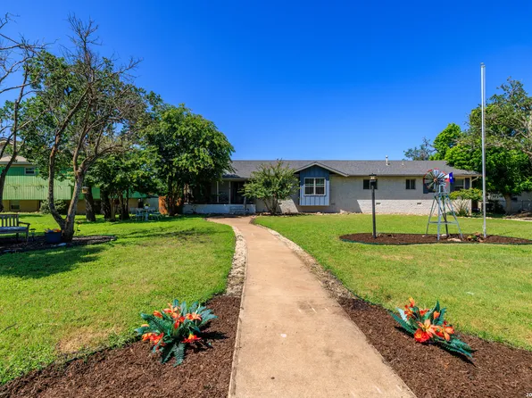 1009 W Main St, Kerrville, TX 78028