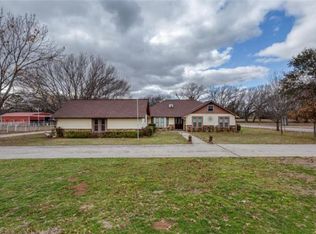 125 S Meadows Dr, Decatur, TX 76234