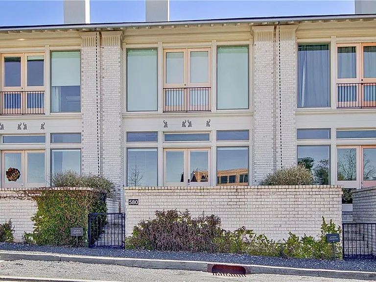 580 Heatherden Ave — Photo 1