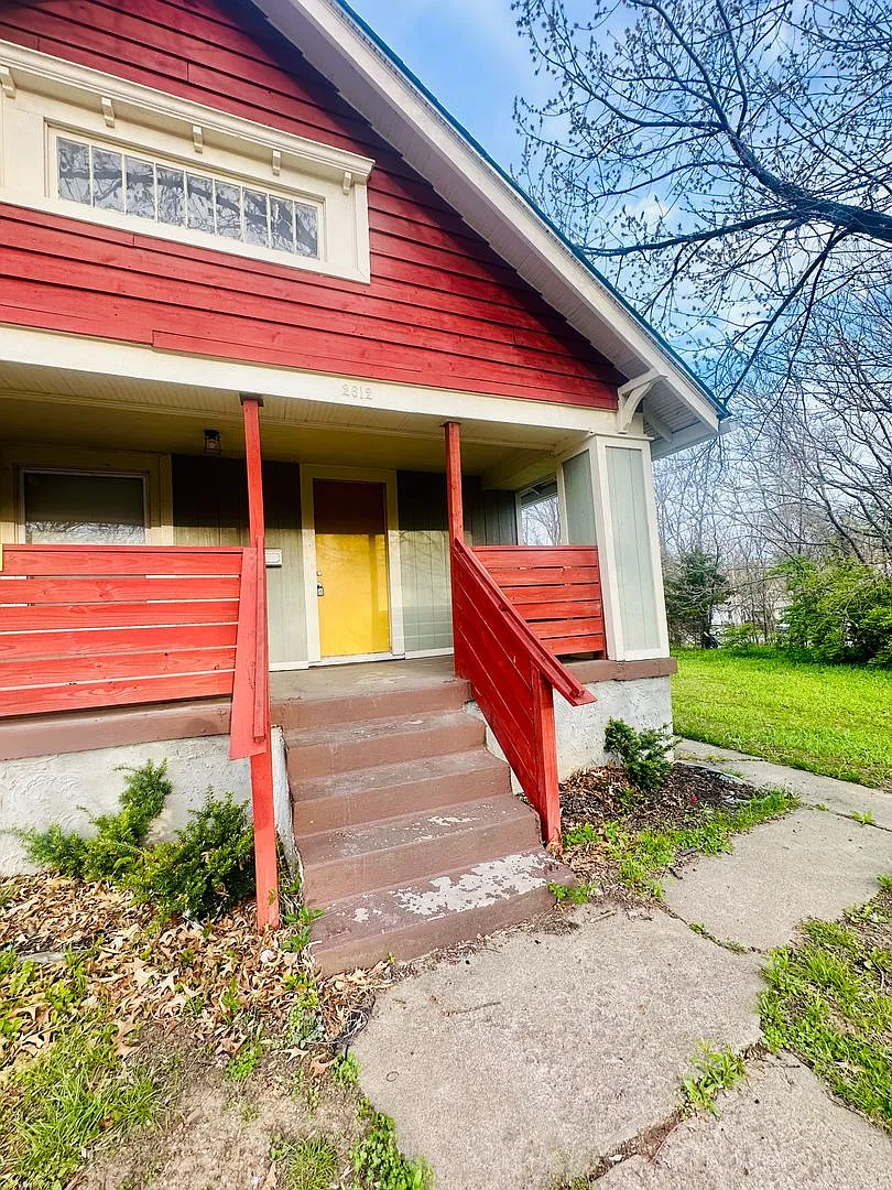 Northeast 2 Bedroom Home For Rent — Photo 3