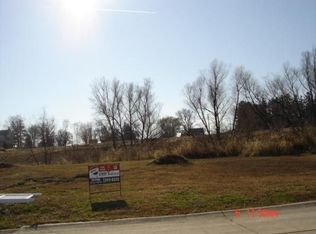 27 Madison Cir, Davenport, IA 52806