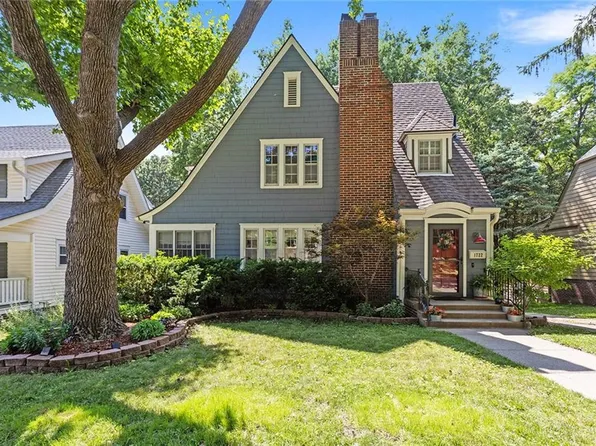 1722 Crescent Dr, Saint Joseph, MO 64506