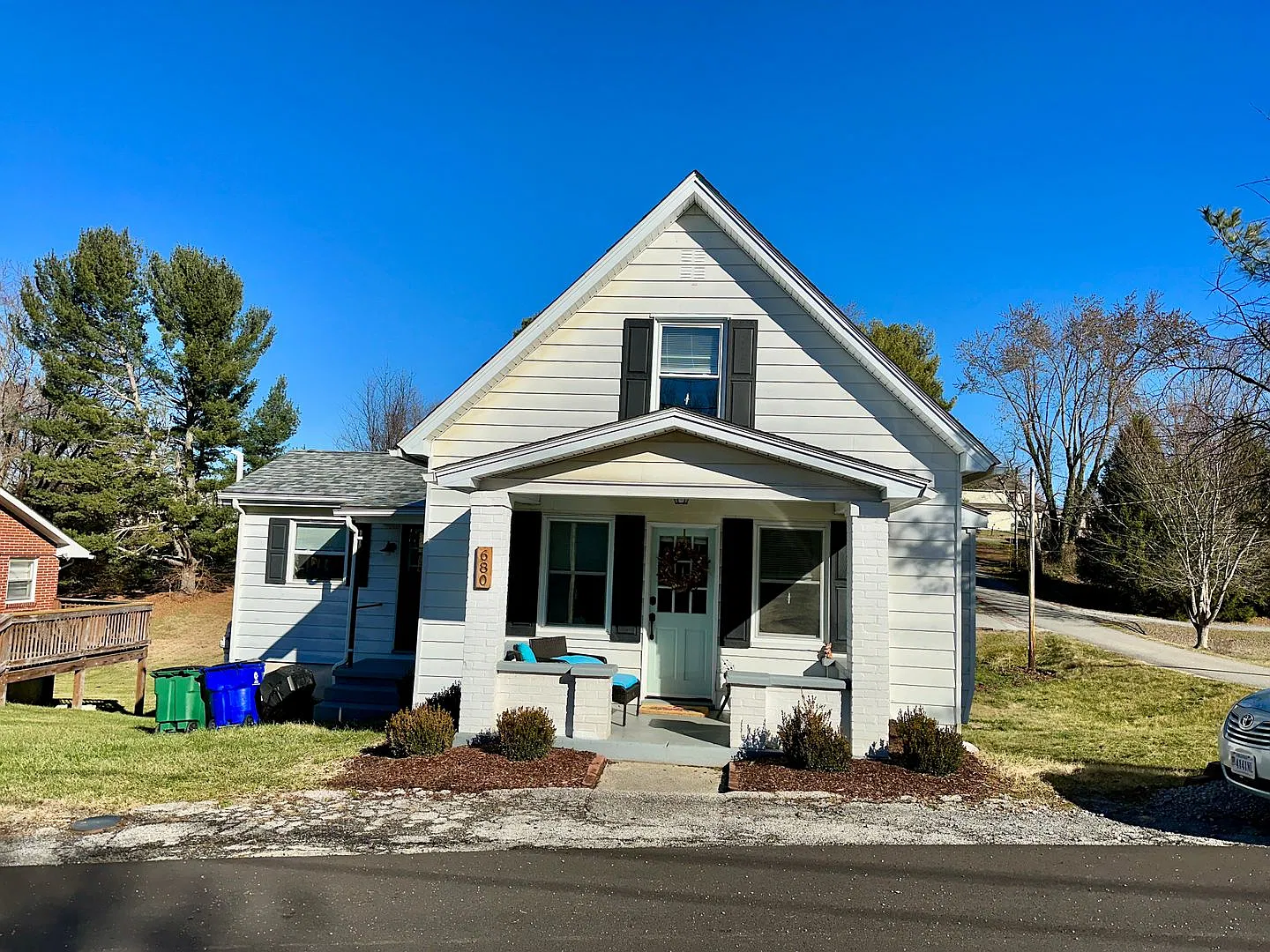 Charming 2 Bedroom With Large Yard In Christiansburg — Photo 1