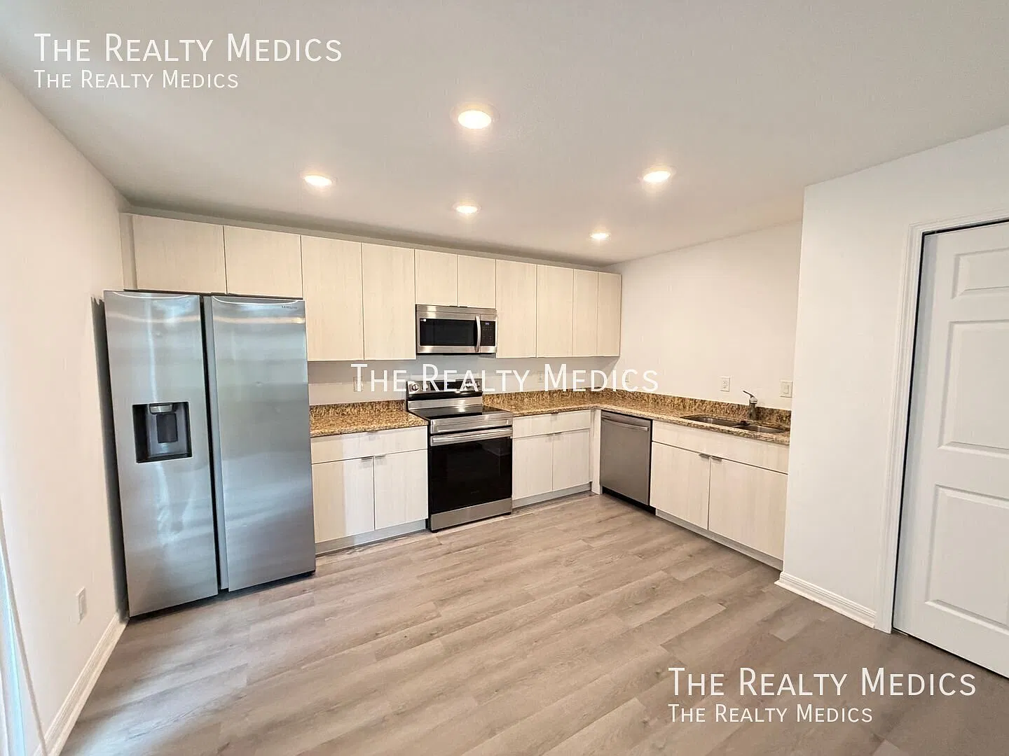 Modern 3 Bedroom Home with Granite Kitchen & EnergyEfficient Upgrades in Marion Oaks Available Now! — Photo 4