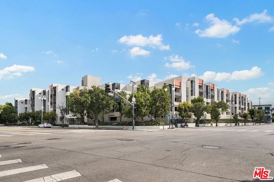 1 bed, 1.0 bath, 634 sqft, $2,200 — Photo 2
