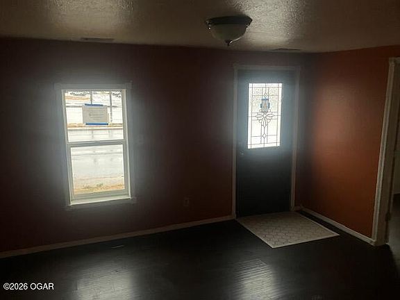 4th image of 501 E 7th St