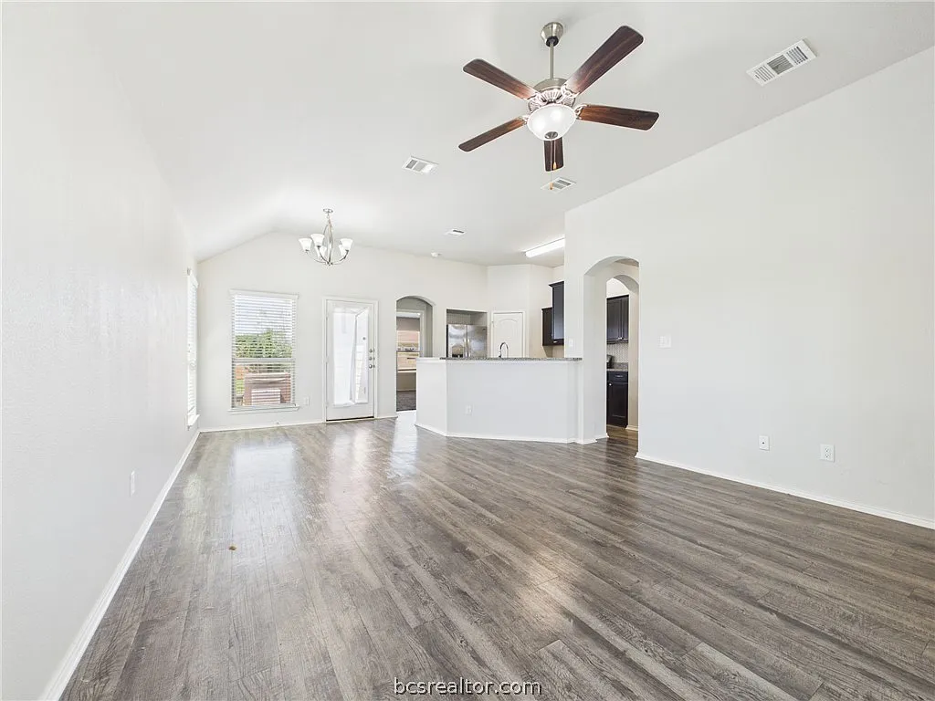 Building Photo - 812 Mockingbird St