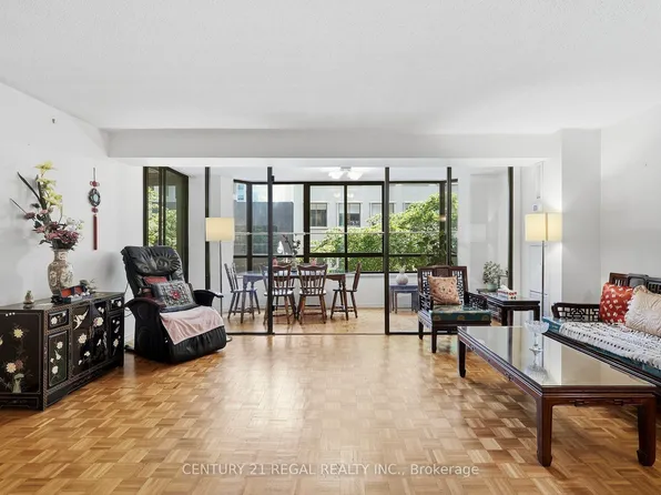 280 Simcoe St #306, Toronto, ON M5T 2Y5