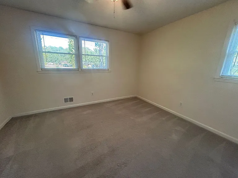 1015 Walters Ln — Photo 15