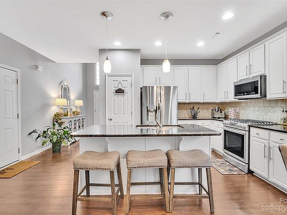 3rd image of 827 Campcreek Pl
