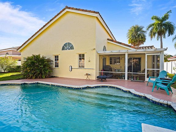 4th image of 955 NW 202nd Avenue