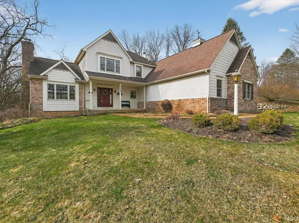7798 Lee Rd, Brighton, MI 48116