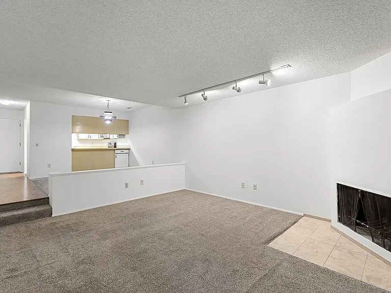 10922 Eastrail #2-34 — Photo 5