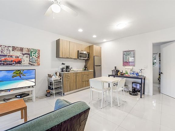 5th image of 1419 West Ave #201