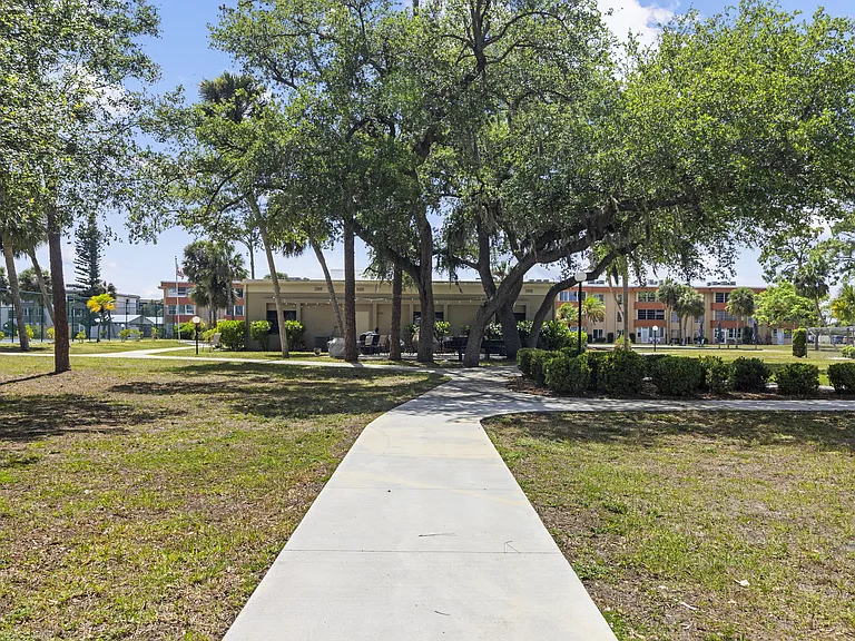 21280 Brinson Ave — Photo 39