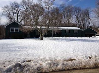 7 Oakgate Dr, Branford, CT 06405