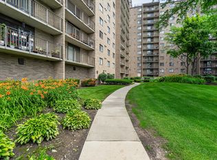 6340 Americana Dr APT 1101, Willowbrook, IL 60527