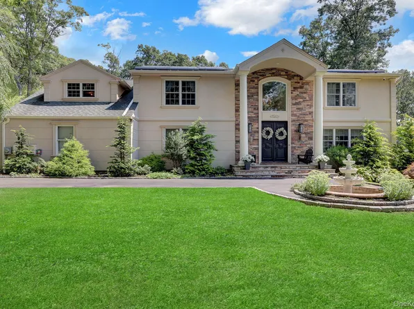 4 Jason Court, Dix Hills, NY 11746