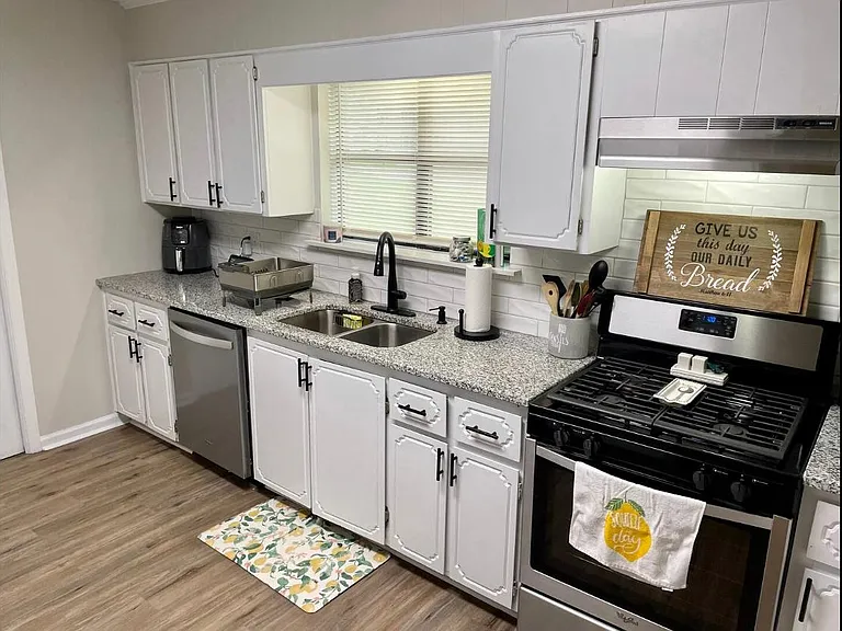 2411 Castlewood Dr — Photo 9