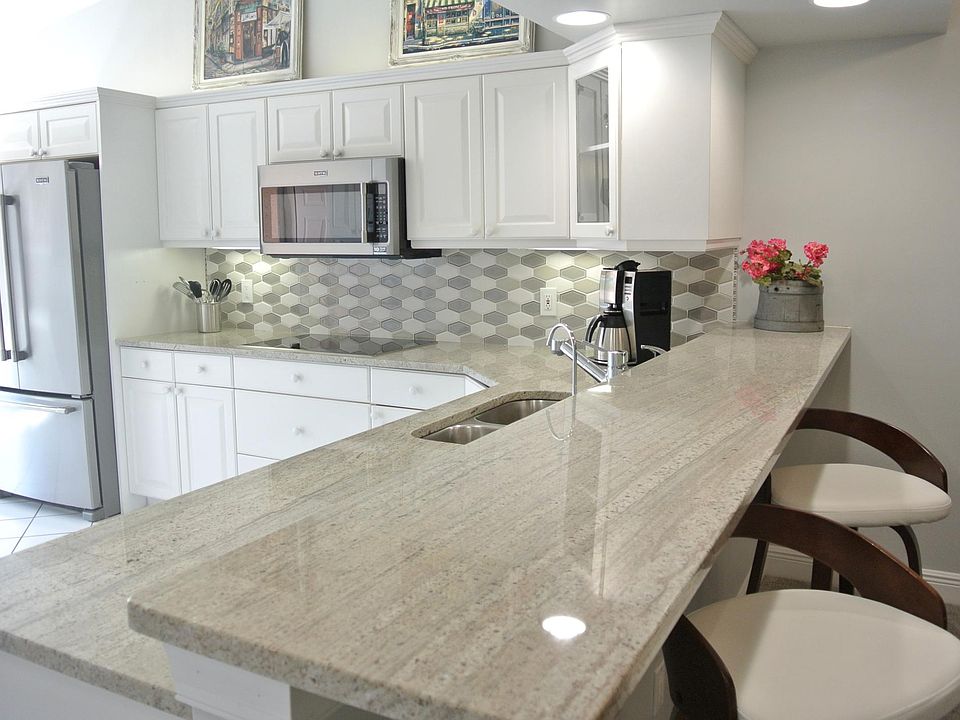 Kitchen w/ eat-in bar