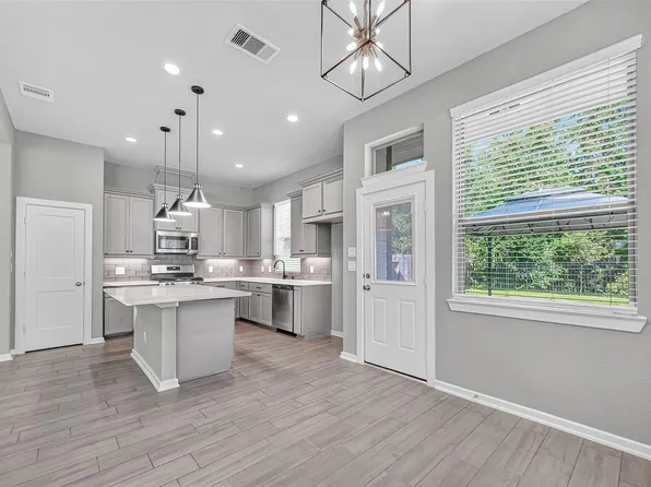 477 Long Leaf Pine Dr, Montgomery, TX 77316