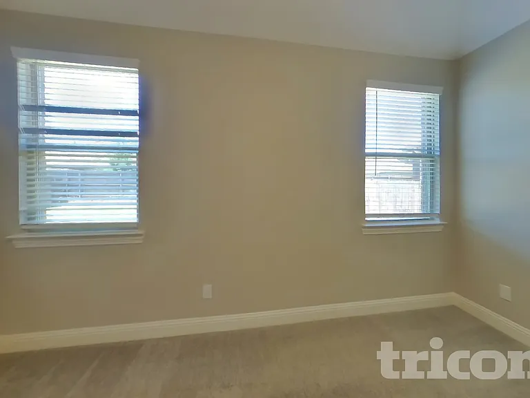 11201 Klondike Ln — Photo 6