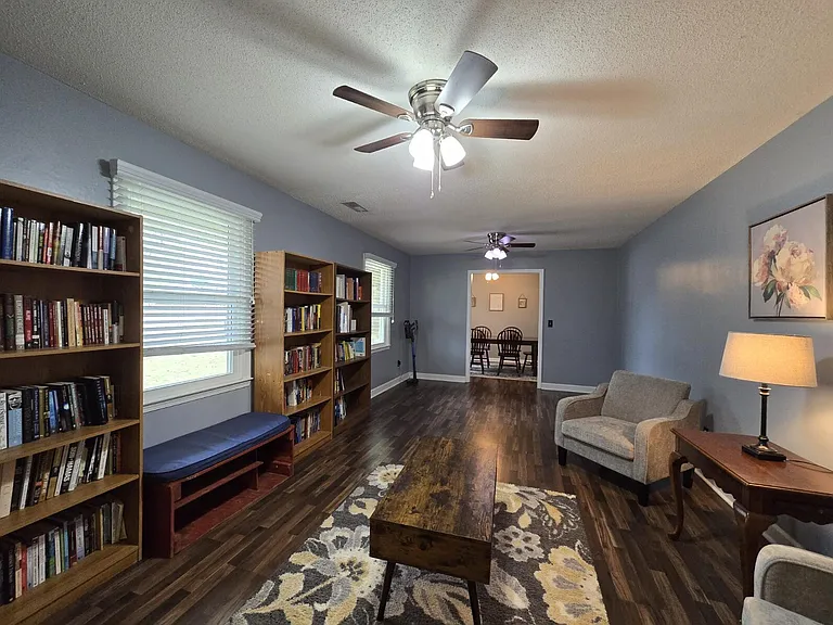 637 Sierra St — Photo 5