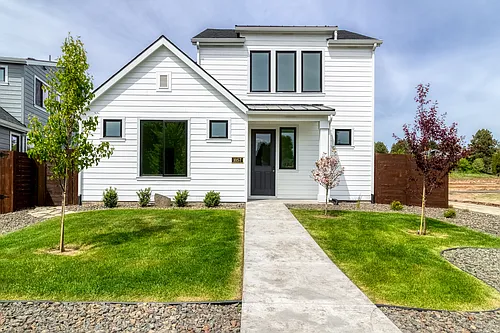 1057 SE Garrison Village Way Photo 1