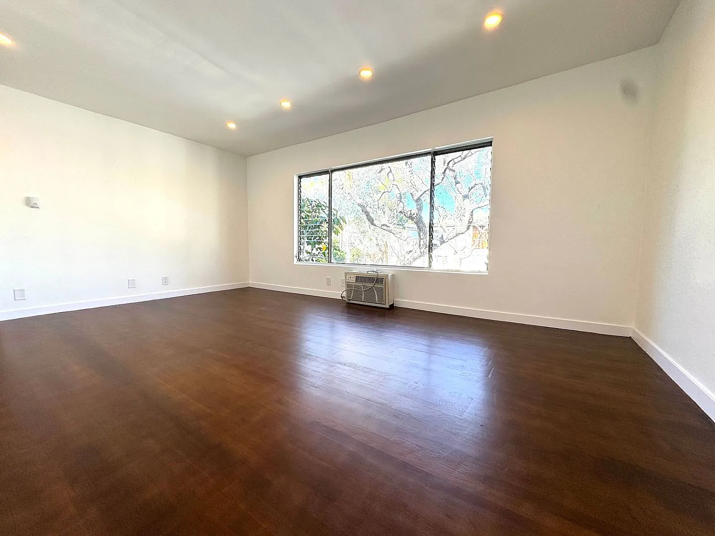 1020 N Edinburgh Ave — Photo 2